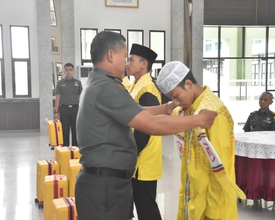 Danrem 031/WB Melepas Pemberangkatan Umroh HAR Pangdam Untuk Prajurit dan PNS TNI