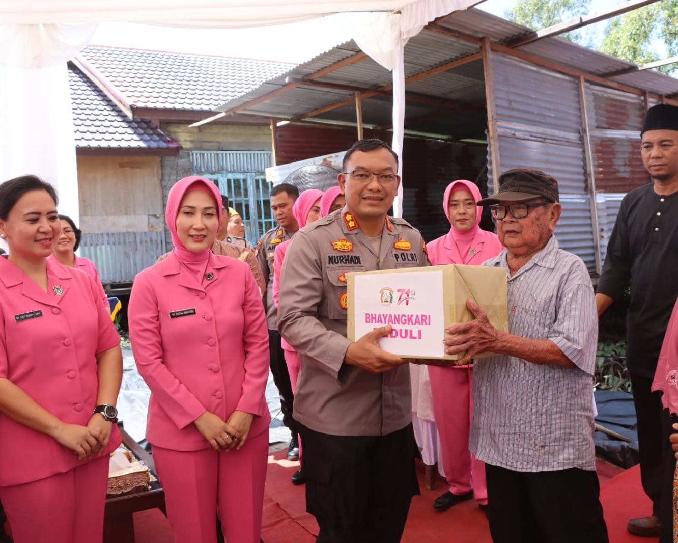 Pengurus Bhayangkari Daerah Riau Didampingi Kapolres Dumai Resmikan Bantuan Bedah Rumah Dalam Rangka HKGB Ke-71 Tahun 2023