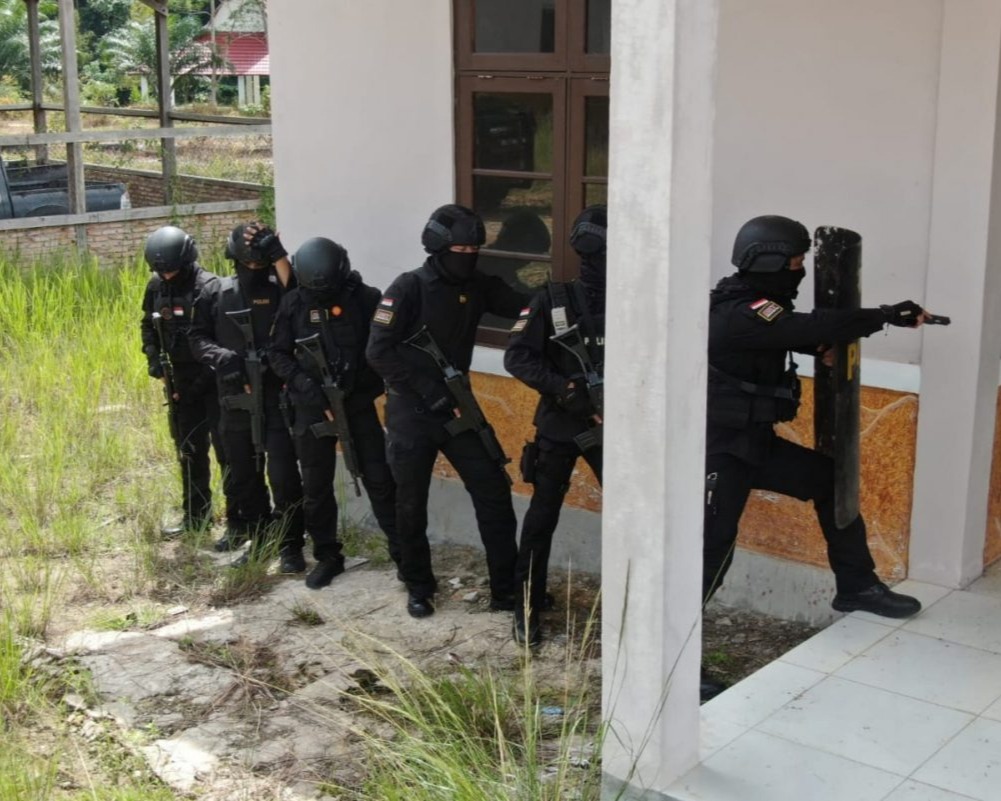 Personel Tim CRT Walet Polres Barito Timur Dalam Menghadapi Segala Bentuk Gangguan Keamanan Yang Akan Terjadi Disaat Wabah Covid-19