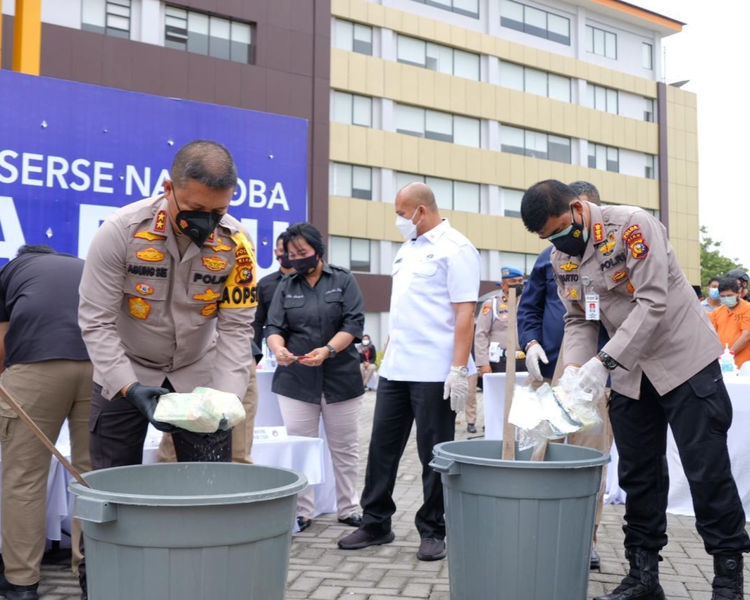 Kapolda Riau Gelar Konferensi Pers Pegungkapan Narkoba Jenis Cair Dan Musnahkan 20 Kg Sabu