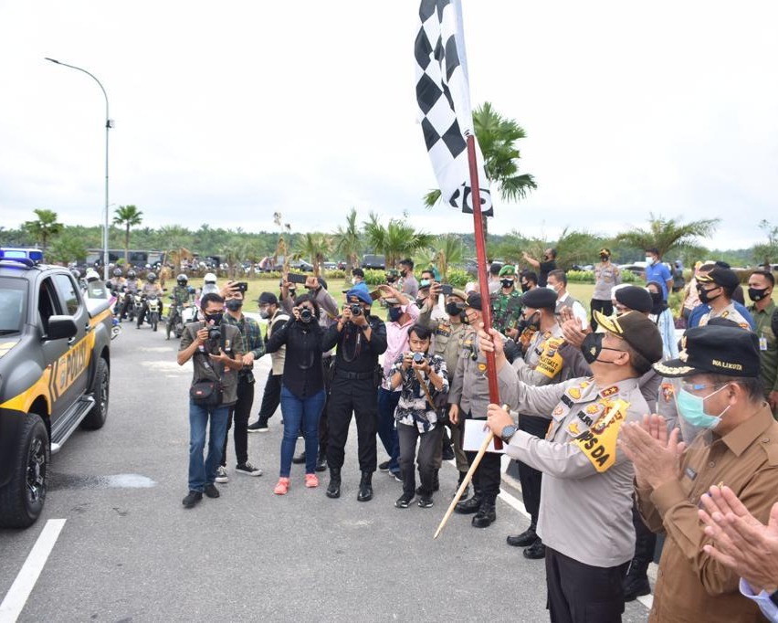 Kapolda Riau Pimpin Apel Pemberangkatan Satgas Pemburu Teking Covid-19 Operasi Yustisi