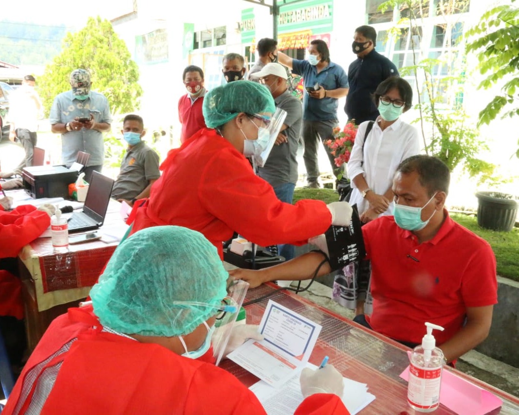 Bupati Taput Tinjau Pemberian Vaksin Covid-19 Perdana Kepada Tenaga Kesehatan di Puskesmas Hutabaginda