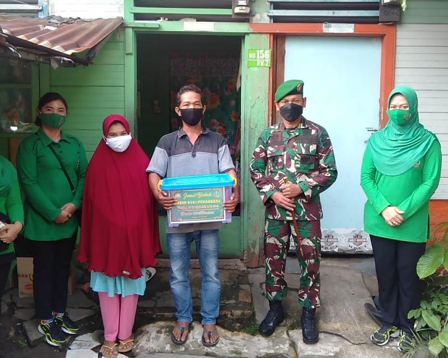 Wujud Kepedulian Bantu Warga Ditengah Pandemi Covid-19, Dandim 0301/PBR Bersama Ketua Persit Kartika Chandra Kirana Cab L Dim Laksanakan Jumat Berkah Kodim 0301/PBR