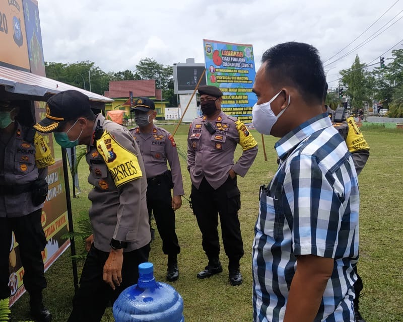 Kapolres Kampar Melakukan Pengecekan Di Pospam Ops Ketupat Lancang Kuning 2020 di Lapangan Merdeka Bangkinang