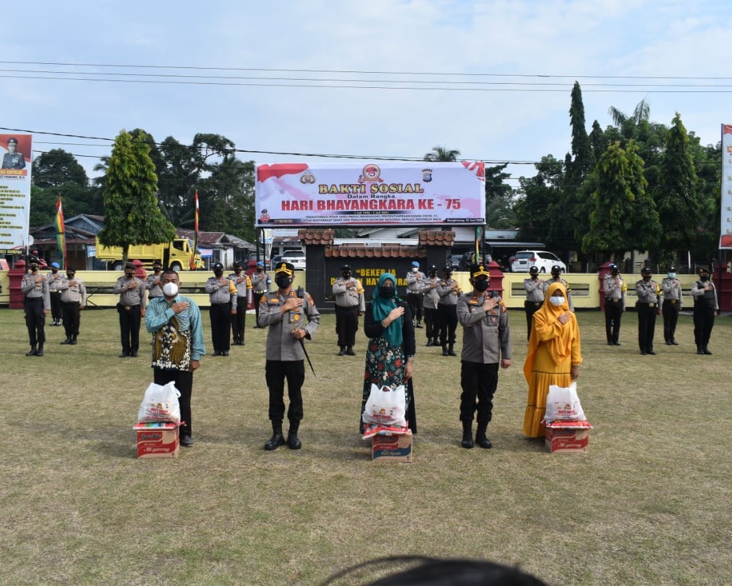 Peringati Hari Bhayangkara Ke-75, Polres Kampar Gelar Baksos Serentak Bagikan 1000 Paket Sembako