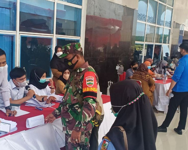 Babinsa Kodim 0301/PBR Monitor Kegiatan Vaksinasi Covid-19 di Perkantoran Wali Kota Pekanbaru