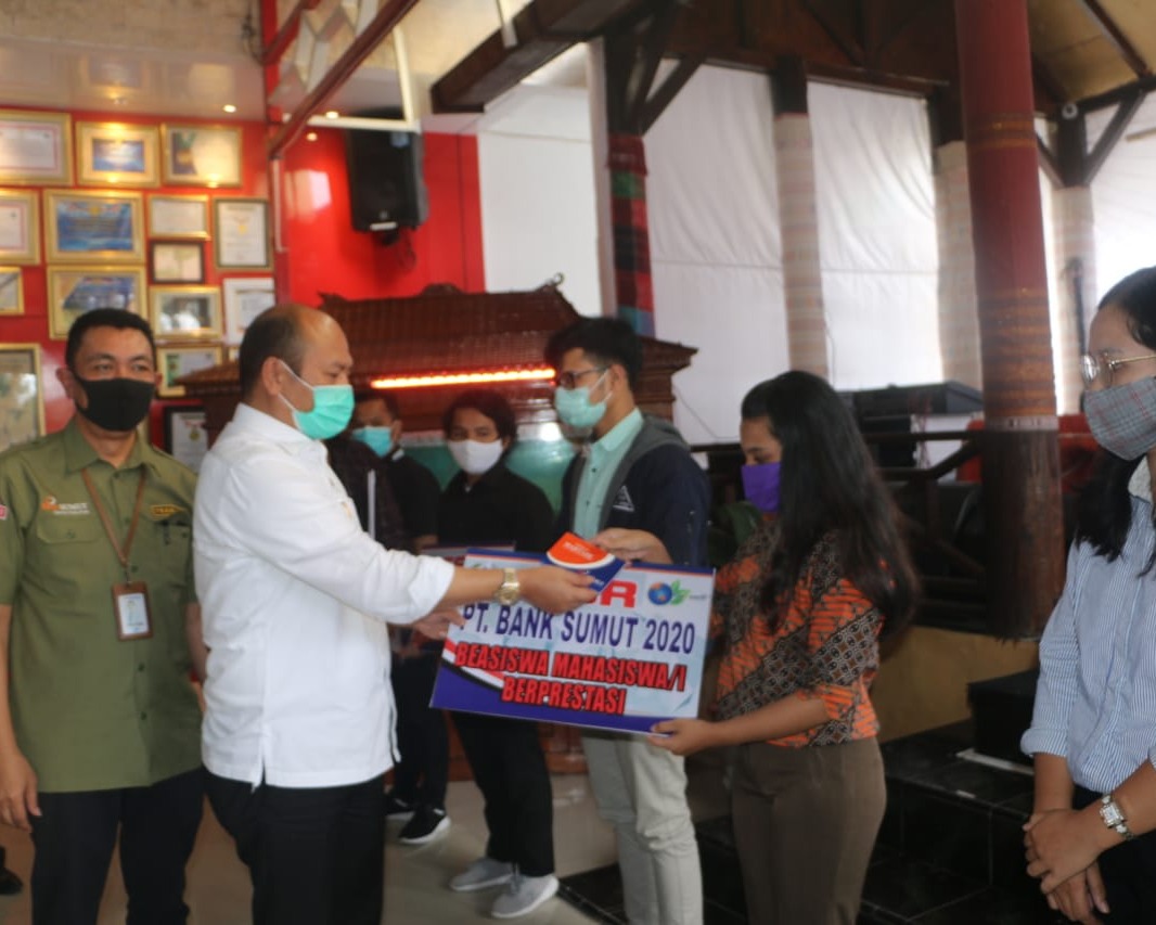Bupati Taput Serahkan Beasiswa Bagi 641 Mahasiswa/i Berprestasi dari Taput 