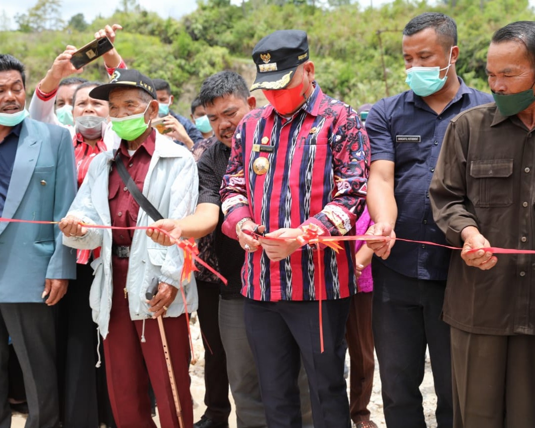 Resmikan Jembatan Trisakti Desa Sihujur, Bupati Tapanuli Utara Harap Bisa Meningkatkan Perekonomian Masyarakat
