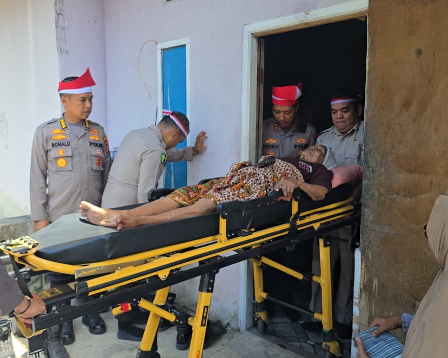 Polres Dumai Bersama Polda Riau Evakuasi Lansia Sakit Menahun Dalam Kegiatan Ekspedisi Merah Putih Presisi