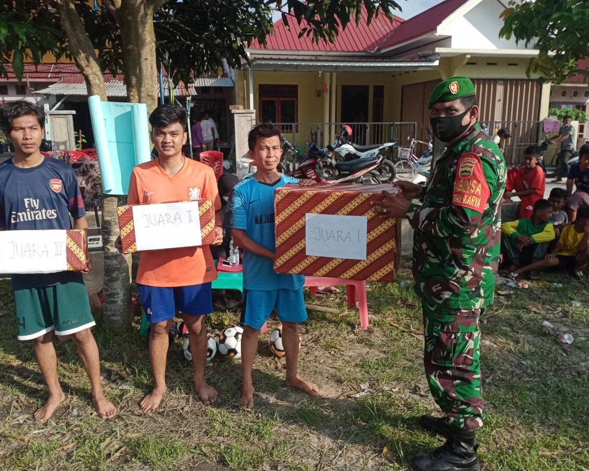 Babinsa Kodim 0301/PBR Laksanakan Penutupan Pertandingan Mini Soccer Babinsa Cup di Fasum Kelurahan Tuah Karya