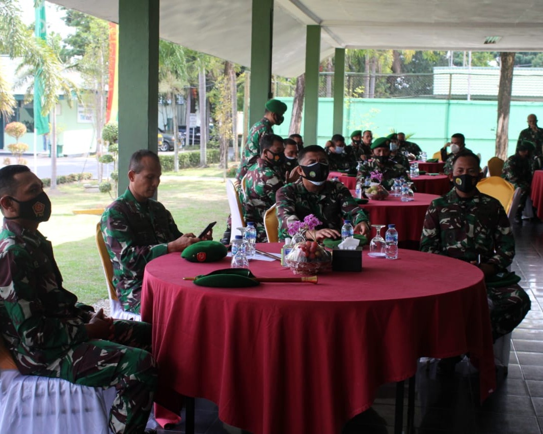 Memperingati Hari Juang Kartika Ke-75 Tahun 2020, Dandim 0301/PBR Dampingi Danrem 031/WB Laksanakan Kegiatan Bakti Sosial Pembagian Sembako