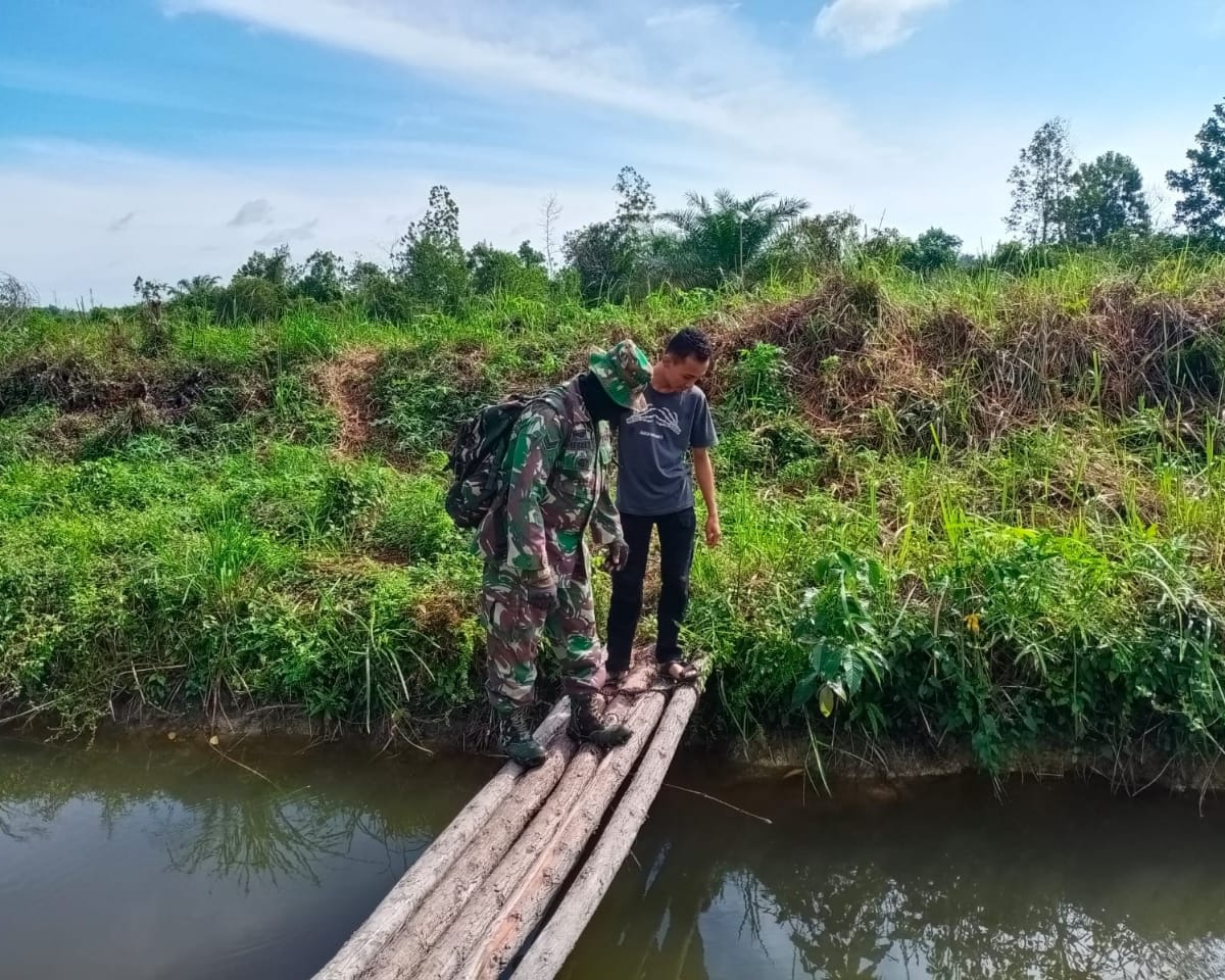 Babinsa Kodim 0301/PBR Sampaikan Himbauan Kepada Masyarakat Bahaya Karhutla
