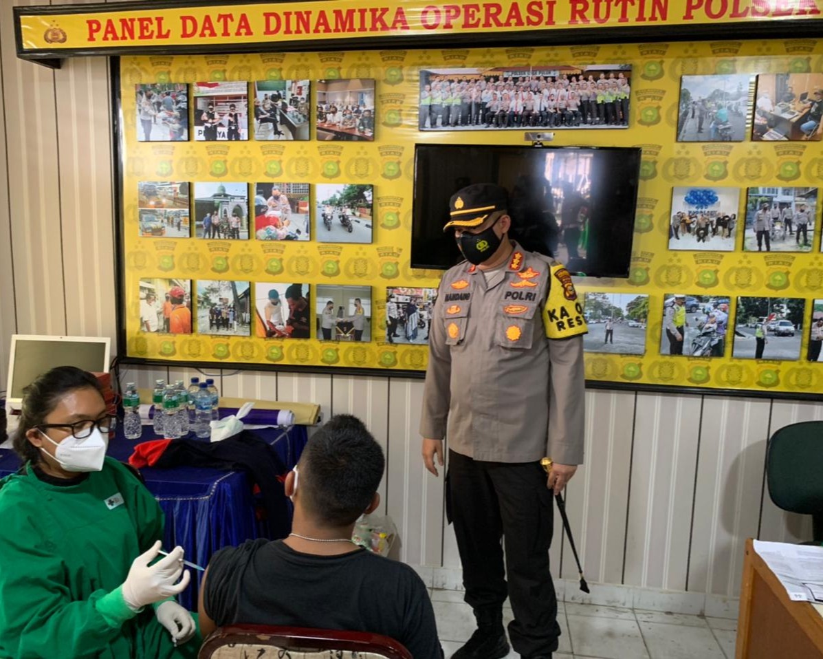 Tinjau Pelaksanaan Vaksinasi Covid-19 di Polsek Lima Puluh, Kapolresta Pekanbaru Vaksin Ini Penting Untuk Meningkatkan Imun Tubuh