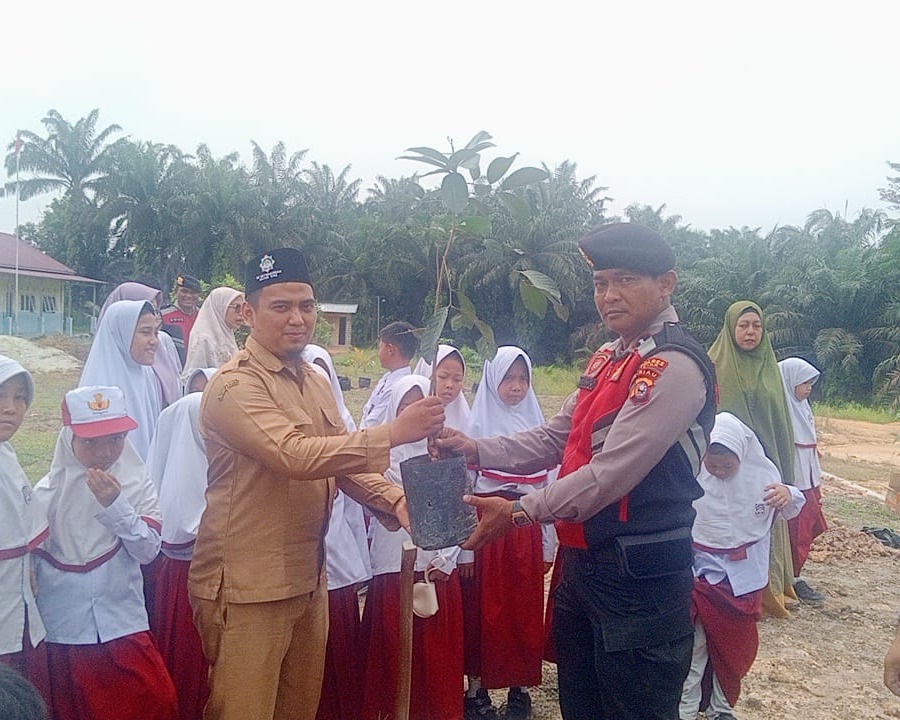 Polres Siak Tanam Bibit Pohon di SDIT Muthamainnah, Wujud Nyata Dukungan Program Green Policing Kapolda Riau
