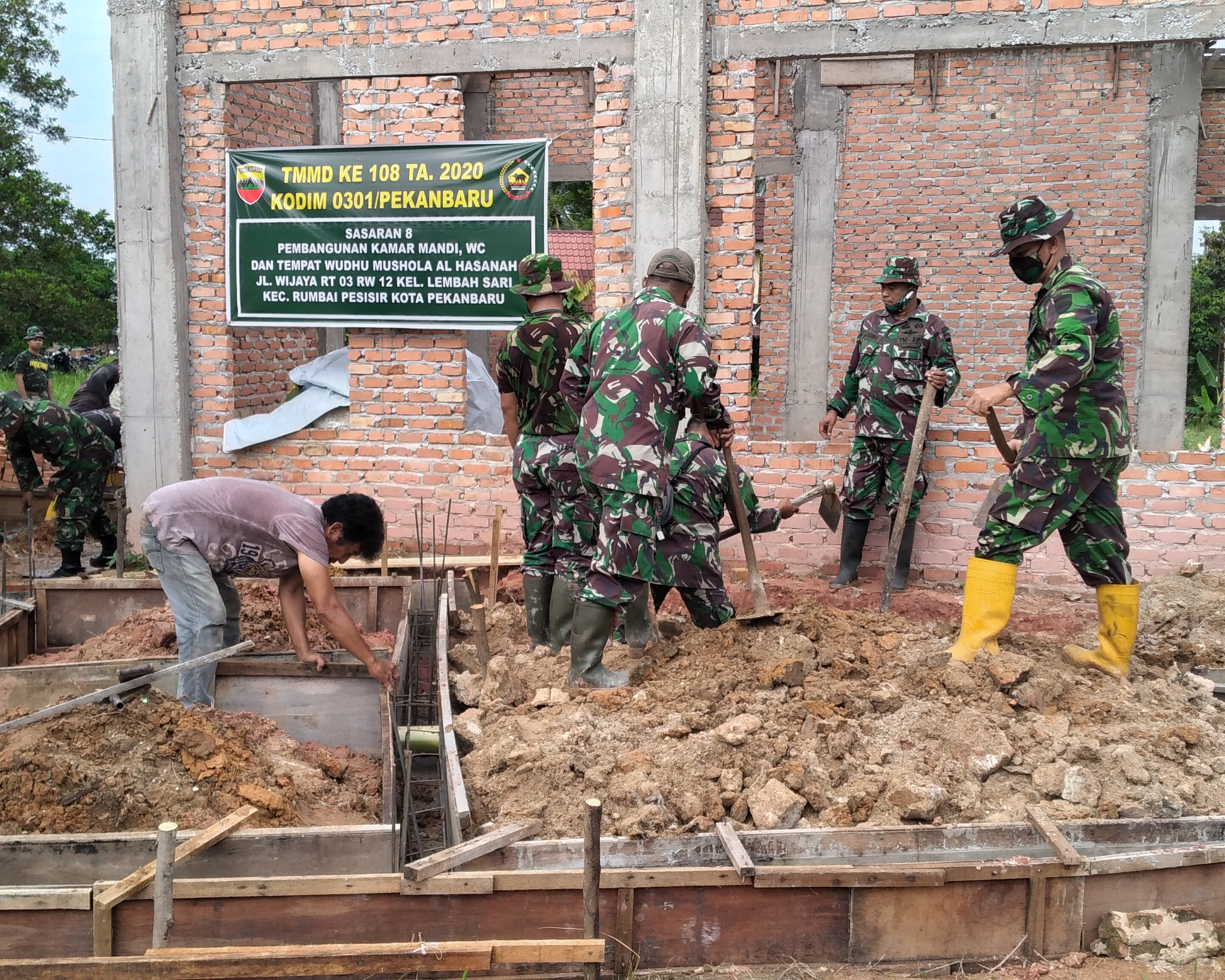 Warga Semangat Ikuti Gotong Royong Bersama Personil Kodim 0301/PBR Dalam Kegiatan Sasaran 8 Pra TMMD Ke 108 di Mushola Al Hasanah