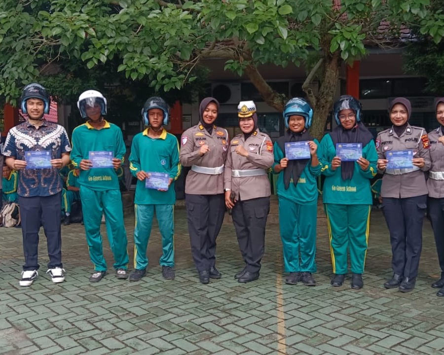 Tim Police Goes To School Ditlantas Polda Riau Berikan Edukasi Generasi Z Tertib Berlalu Lintas dan Anti Hoax