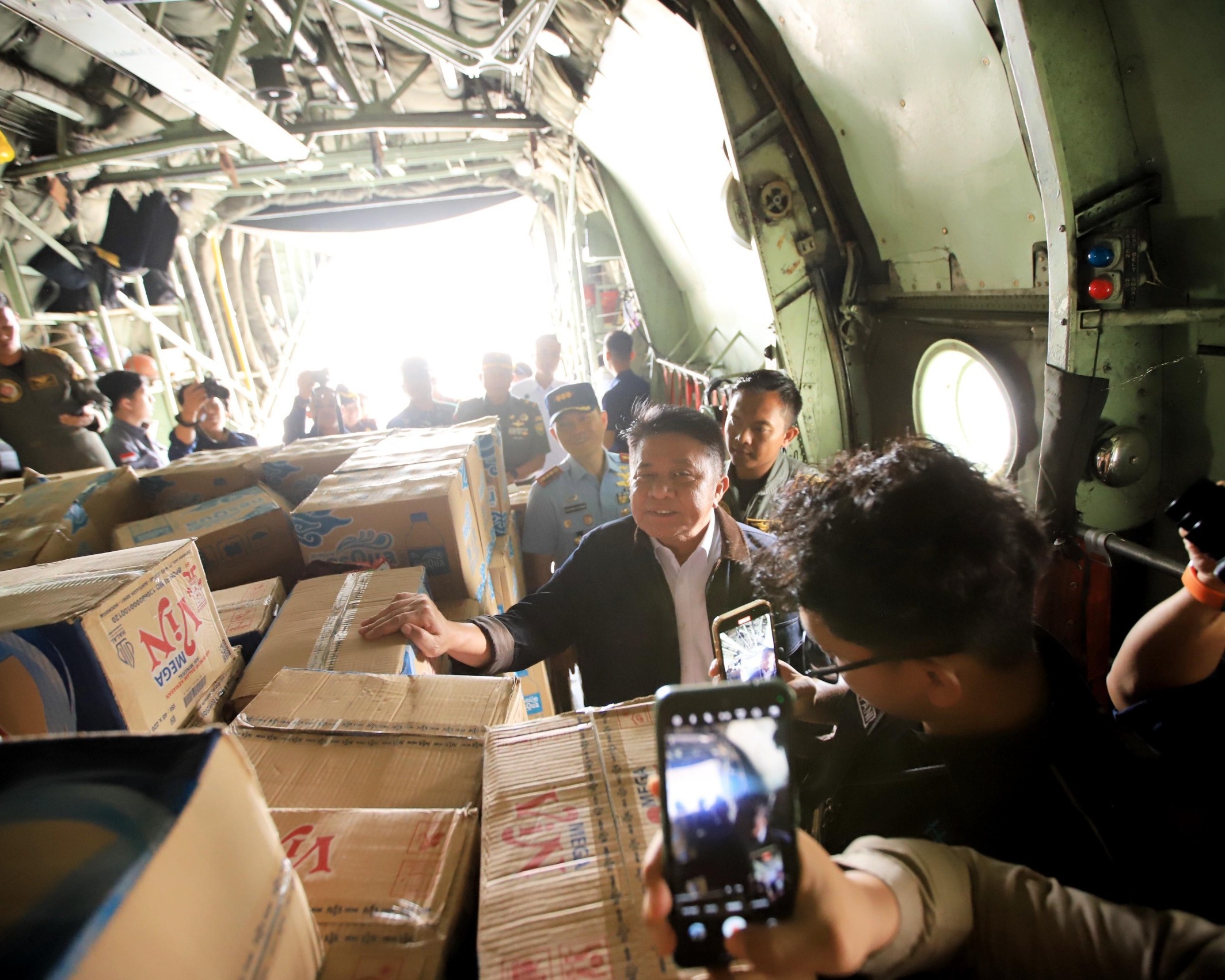 Gunakan Pesawat C-130 TNI AU, Gubernur Sumsel lepas Bantuan Logistik Bencana Alam Di Sumatera
