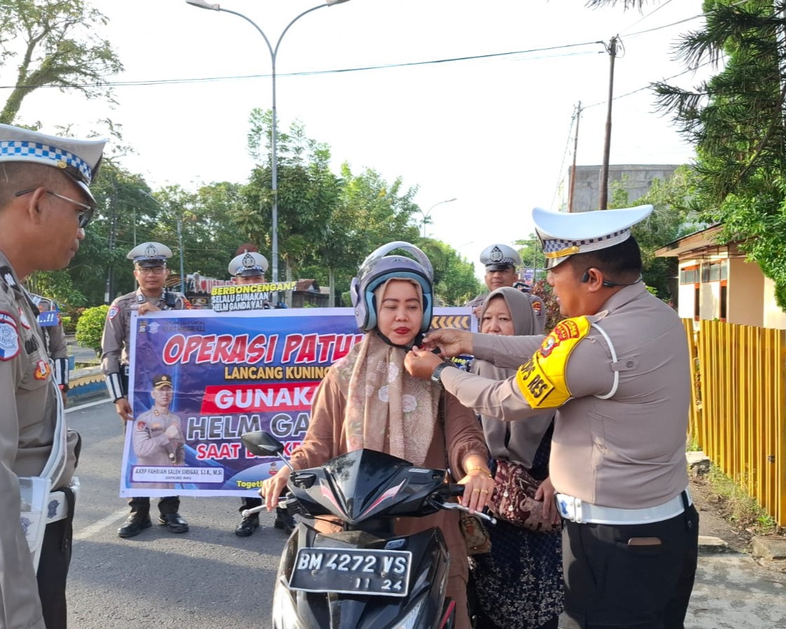 Bagikan Cokelat Dan Brosur, Cara Humanis Polres Inhu Edukasi Pengendara