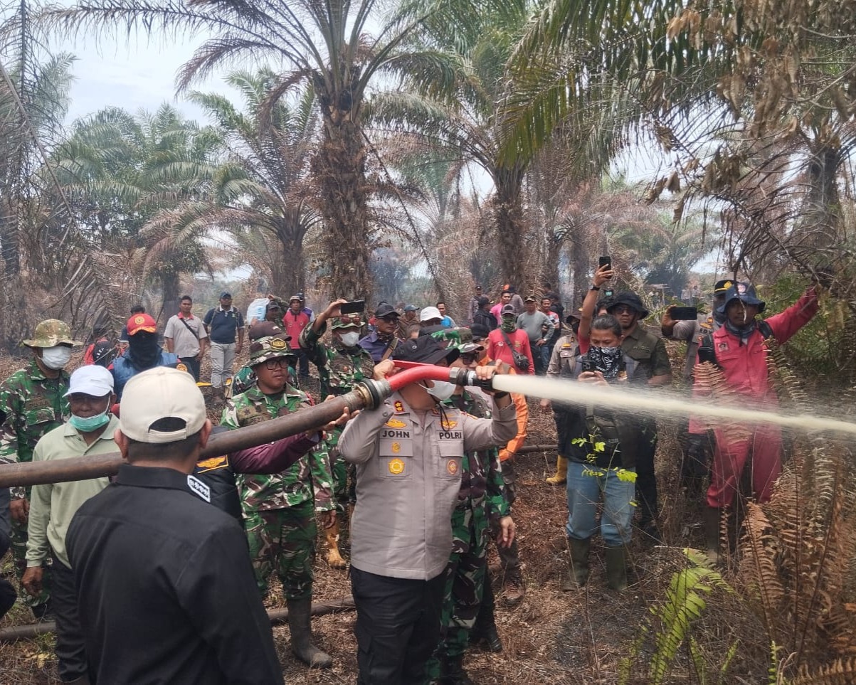 Kolaborasi Polda Riau Berhasil Jinakkan Karhutla Di Lahan Gambut Pelalawan