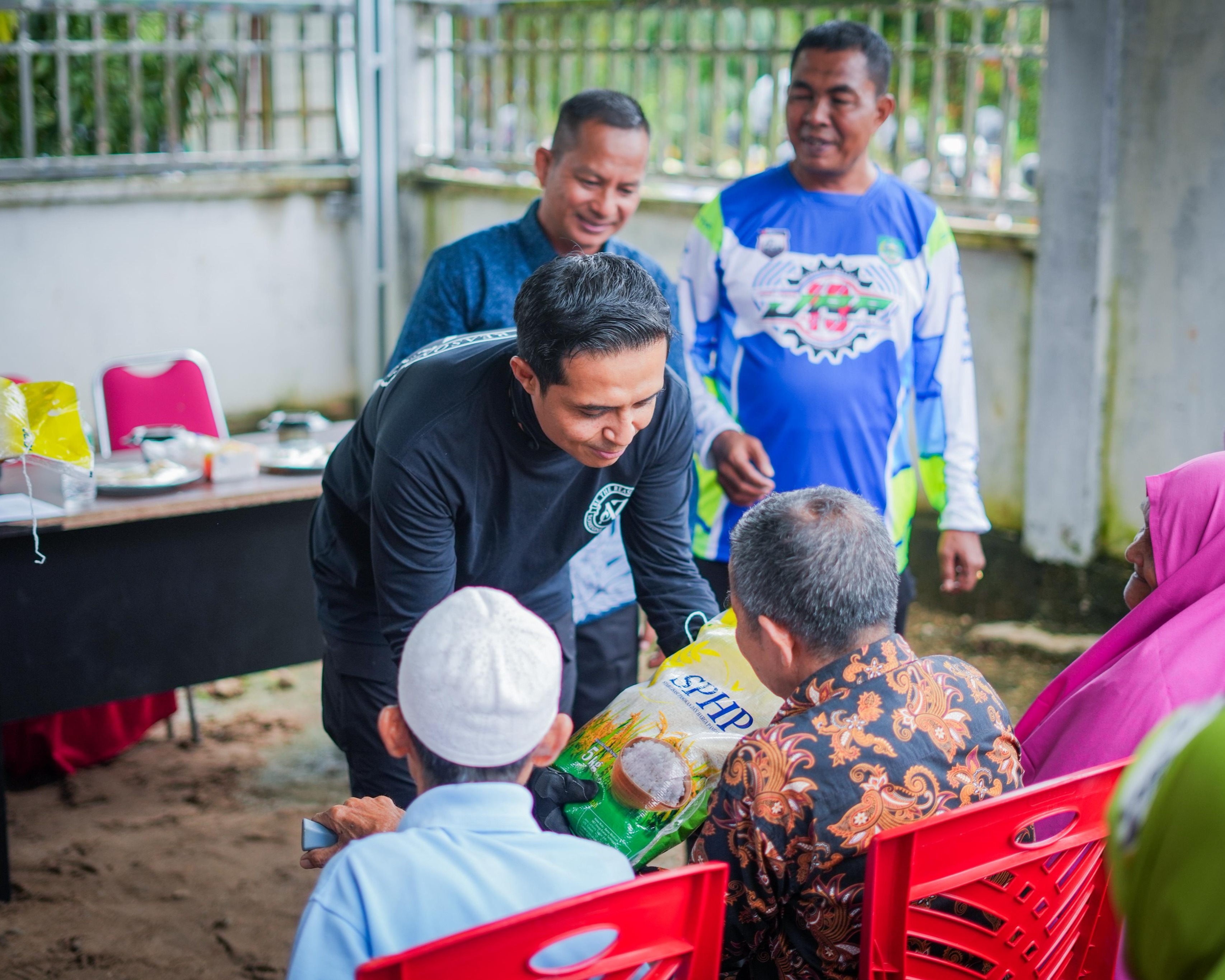 Polres Rokan Hulu Turun Langsung: Bagi Sembako Hingga Patroli Karhutla, Pastikan Rambah Zero Hotspot