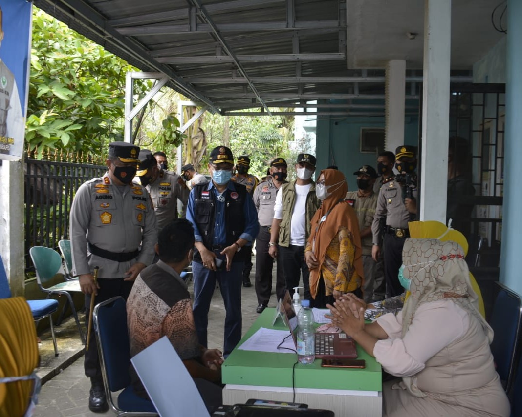Kunjungi Dua Puskesmas, Kapolda Riau dan Kapolresta Pekanbaru Pastikan dan Mengawal Secara Langsung Pelaksanaan Vaksinasi