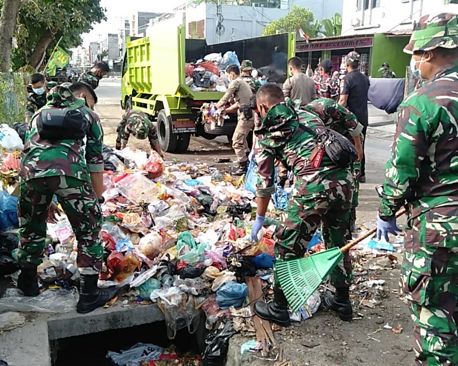Personil Kodim 0301/PBR Bersih - Bersih Sampah di Lima Lokasi