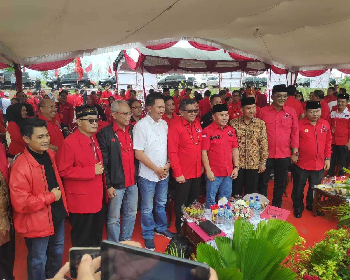 Hasto Kristiyanto Lakukan Peletakan Bata Pertama Pembangunan Kantor Baru DPD PDIP Kalteng