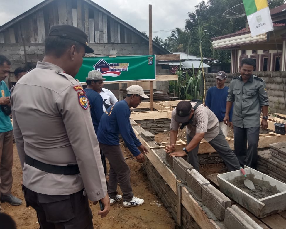 Kapolres Inhu Letakan Batu Pertama Program BERSIH Ke-13 di Batang Peranap