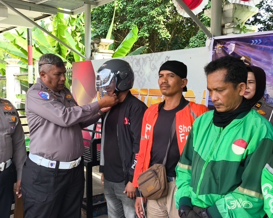 Semarak HUT Ke-81 RI, Ditlantas Polda Riau Bagikan Sembako, Helm SNI Dan Konvoi Bersama OJOL