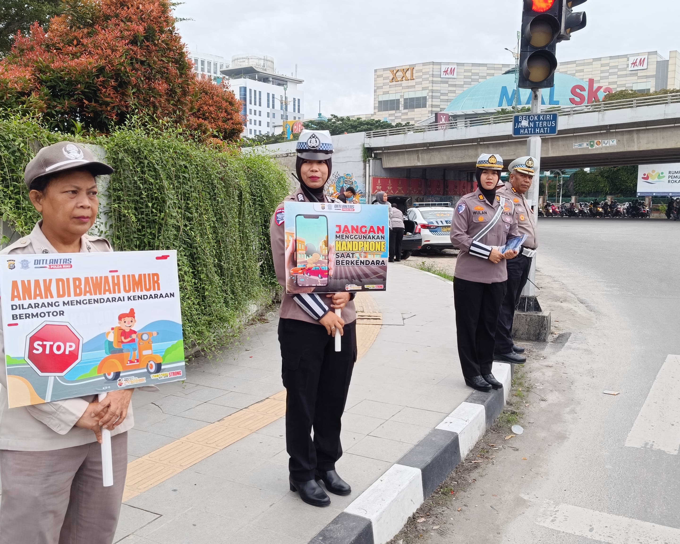 Ditlantas Polda Riau Terus Gencar Laksanakan Kampanye Keselamatan Berlalu Lintas di Traffic Light