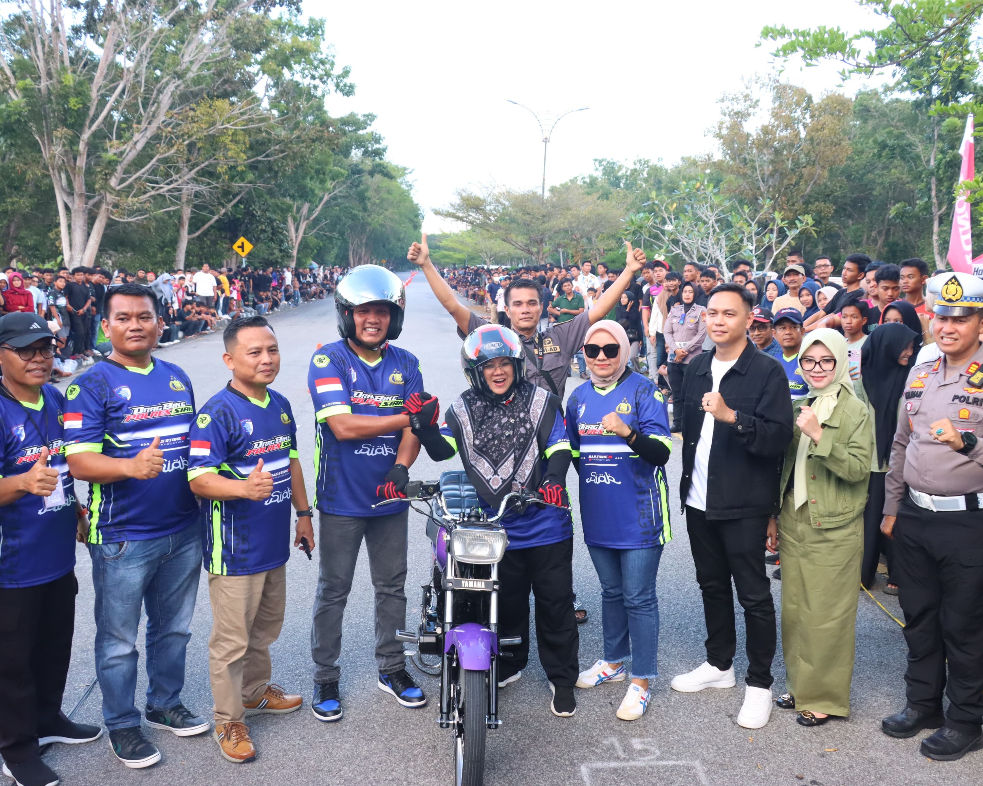 Drag Bike Meriahkan HUT Lalu Lintas Bhayangkara Ke-70 Di Kabupaten Siak, Ribuan Warga Tumpah Ruah Di Jalan Hang Jebat