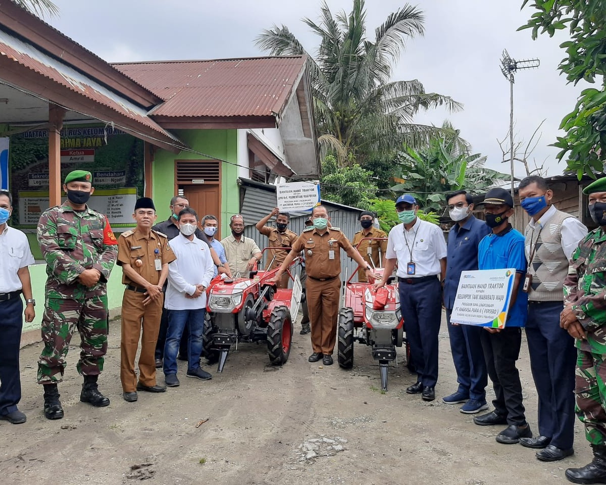 PT Angkasa Pura II (Persero) Bandara SSK II Pekanbaru Bersama Wakil Ketua DPRD dan Camat Marpoyan Damai Serahkan Bantuan Dua Unit Hand Tracktor