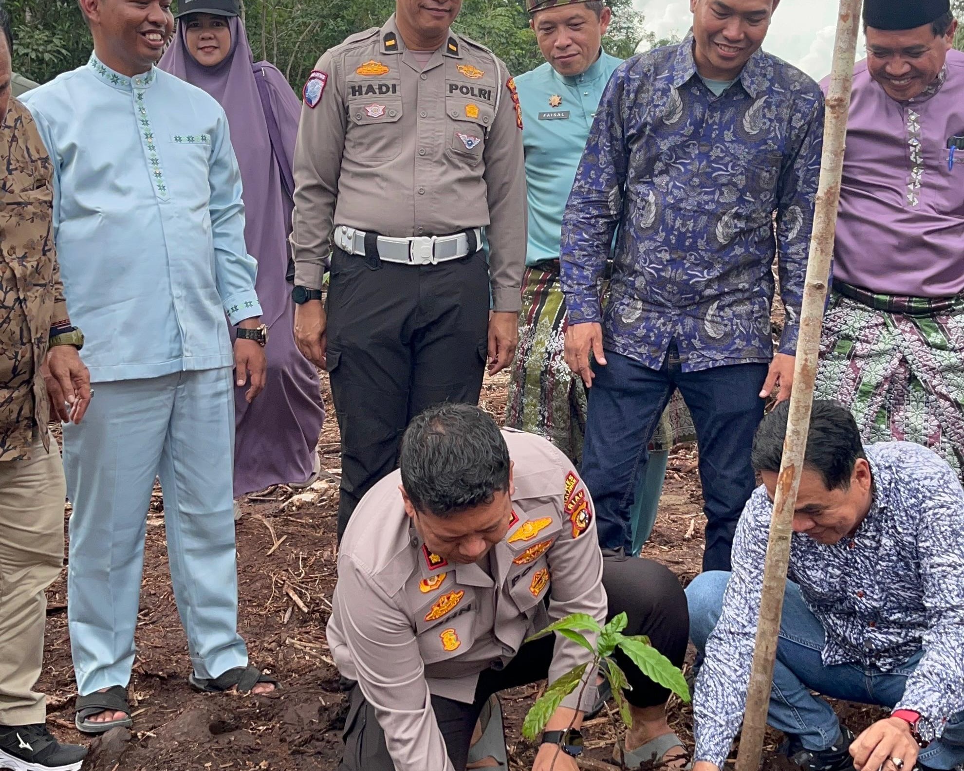 Kapolres Dan Wabup Pelalawan Hadiri Acara Hari Jadi Desa Mak Teduh Kecamatan Kerumutan Kabupaten Pelalawan Ke-18