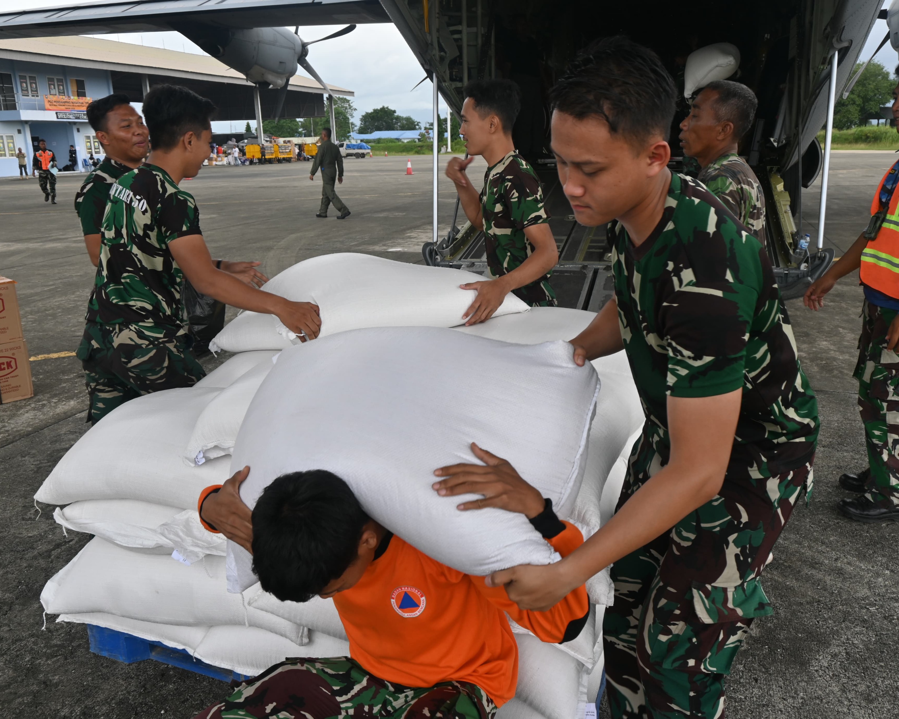 Hercules TNI AU Angkut 24 Ton Bansos Ke Bener Meriah, Dua Heli Caracal Dikerahkan