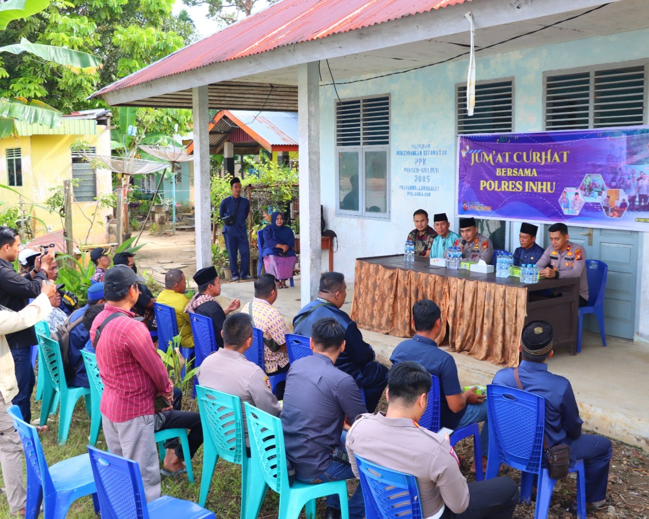 Seberangi Sungai Indragiri, Kapolres Inhu Tampung Keluhan Warga Desa Pulau Gajah Kecamatan Rengat