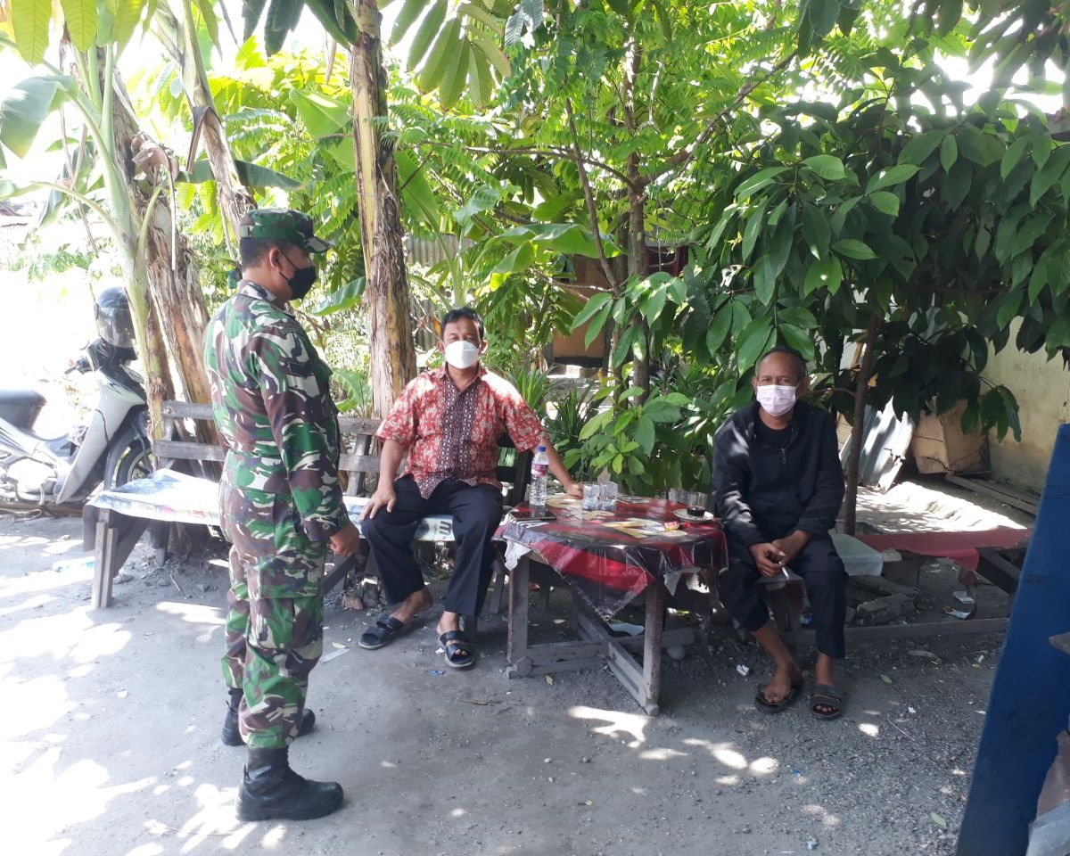 Babinsa Kodim 0301/PBR Laksanakan Kegiatan Komsos Kepada Warga Agar Tetap Prokes