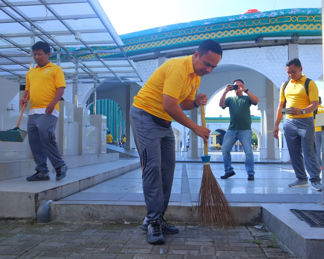 Dalam Rangka HUT Bhayangkara Ke-77, Kapolresta Pekanbaru Bersama Polsek Senapelan Gelar Baksos Bersihkan Masjid Raya