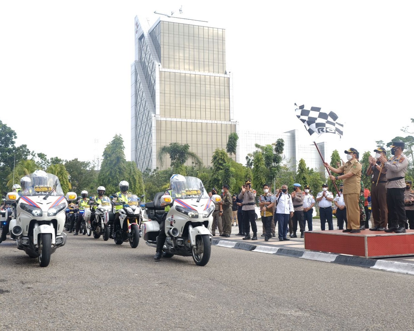 Apel Gelar Pasukan Operasi Lilin Lancang Kuning 2021, Kapolda Riau: Dua Hal Yang Menjadi Atensi Yaitu Pengamanan Nataru dan Pengendalian Covid-19