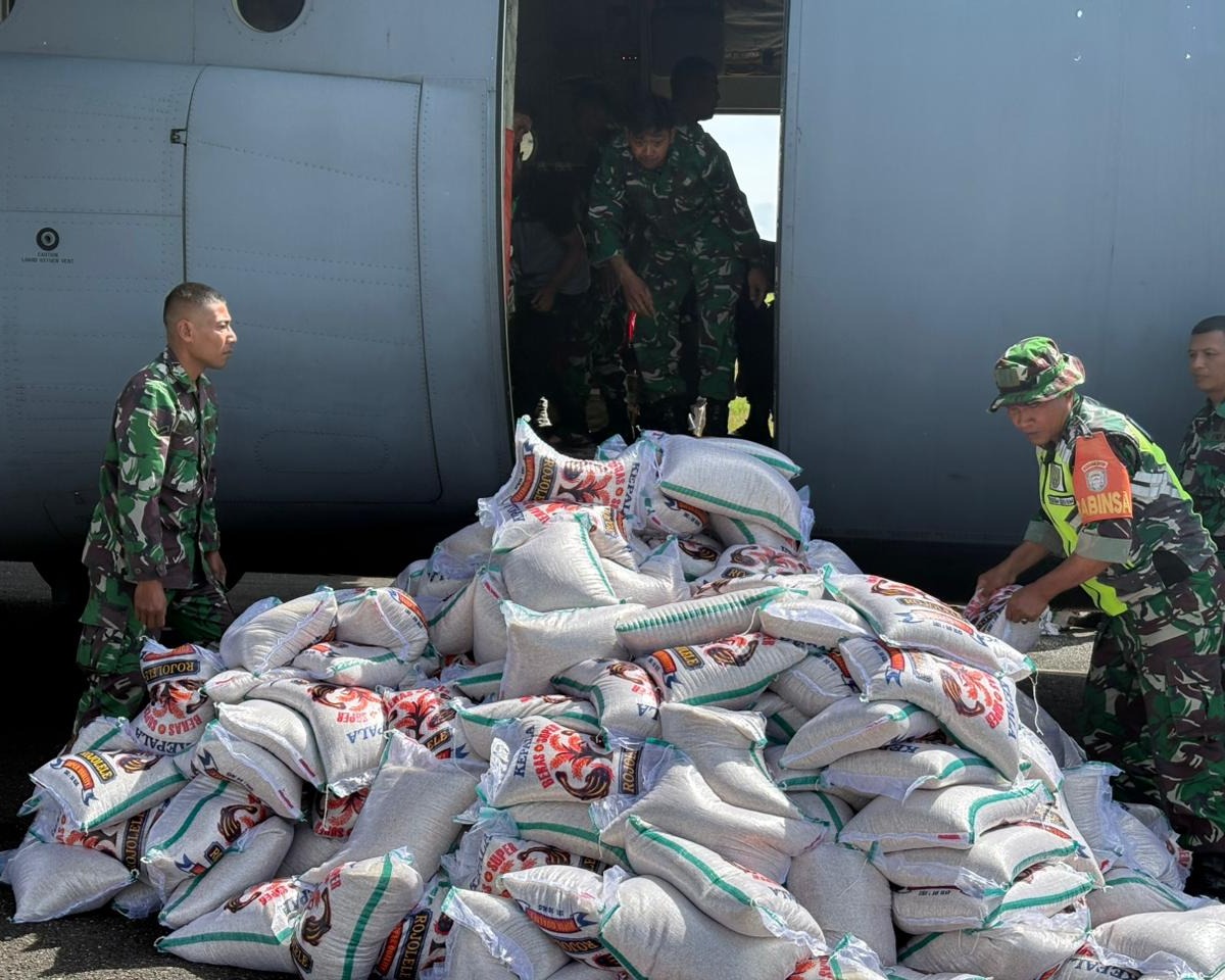 Terus Berlanjut Cassa Dan Hercules TNI AU Angkut 6.4 Ton Bansos Ke Bandara Rembele