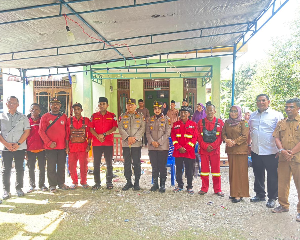 Kapolda Riau Melayat Dan Serahkan Santunan, Almarhum Muharmizan Dikenang Sebagai Pahlawan Lingkungan