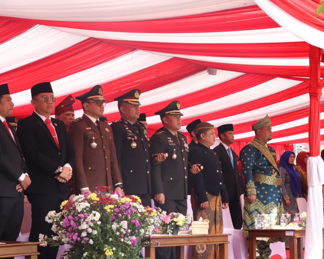 Kapolres Bersama Unsur Pimpinan Daerah Hadiri Upacara Pengibaran Bendera HUT Ke-80 RI Di Kabupaten Siak
