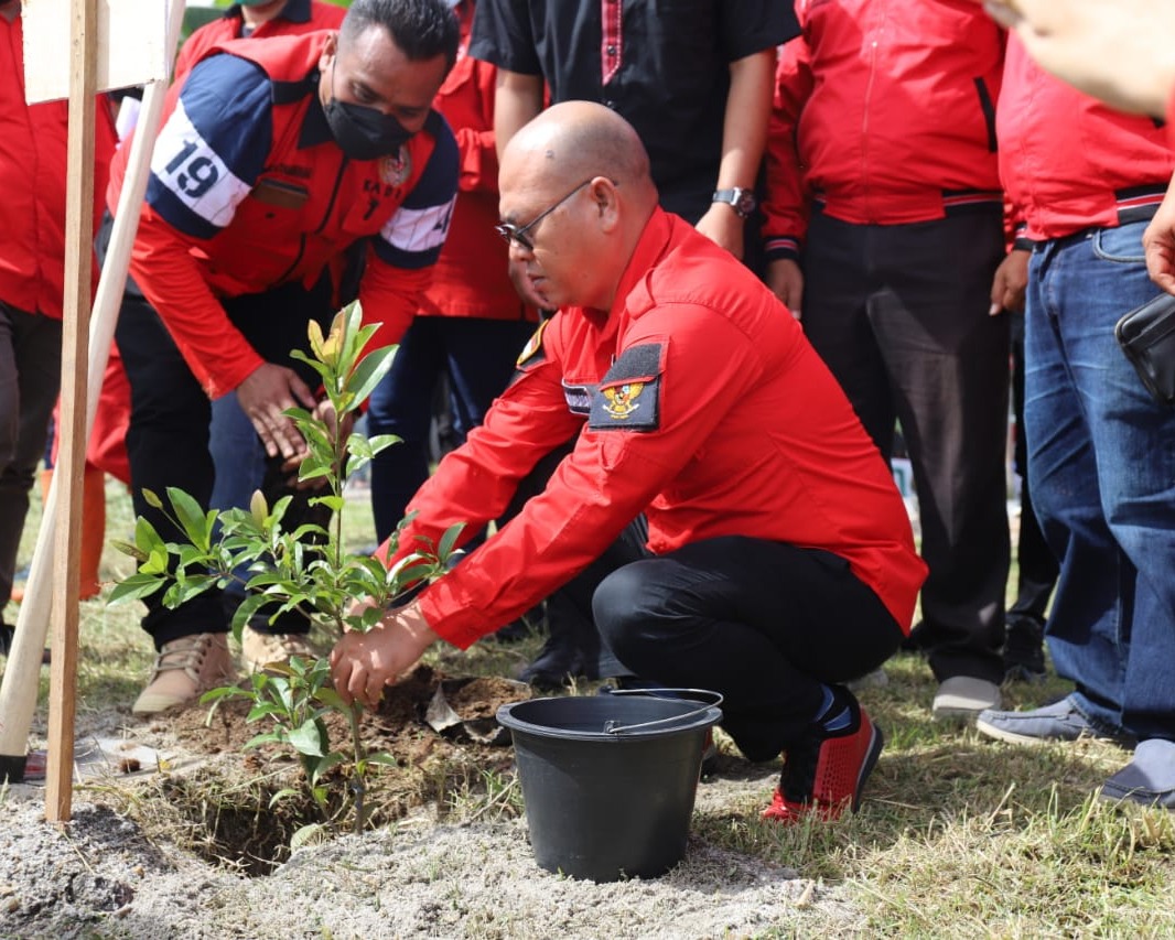 Ketua DPC PDIP Taput Lakukan Penanaman Pohon Berbuah dan Pohon Lindung di Daerah Aliran Sungai Aek Sigeaon Rangkea Sipapangan