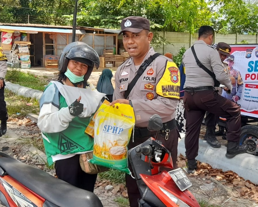 Guna Atasi Dampak Inflasi Pangan dan Mendorong Pemenuhan Kebutuhan Masyarakat, Polres Dumai Buka Stand Sembako Murah