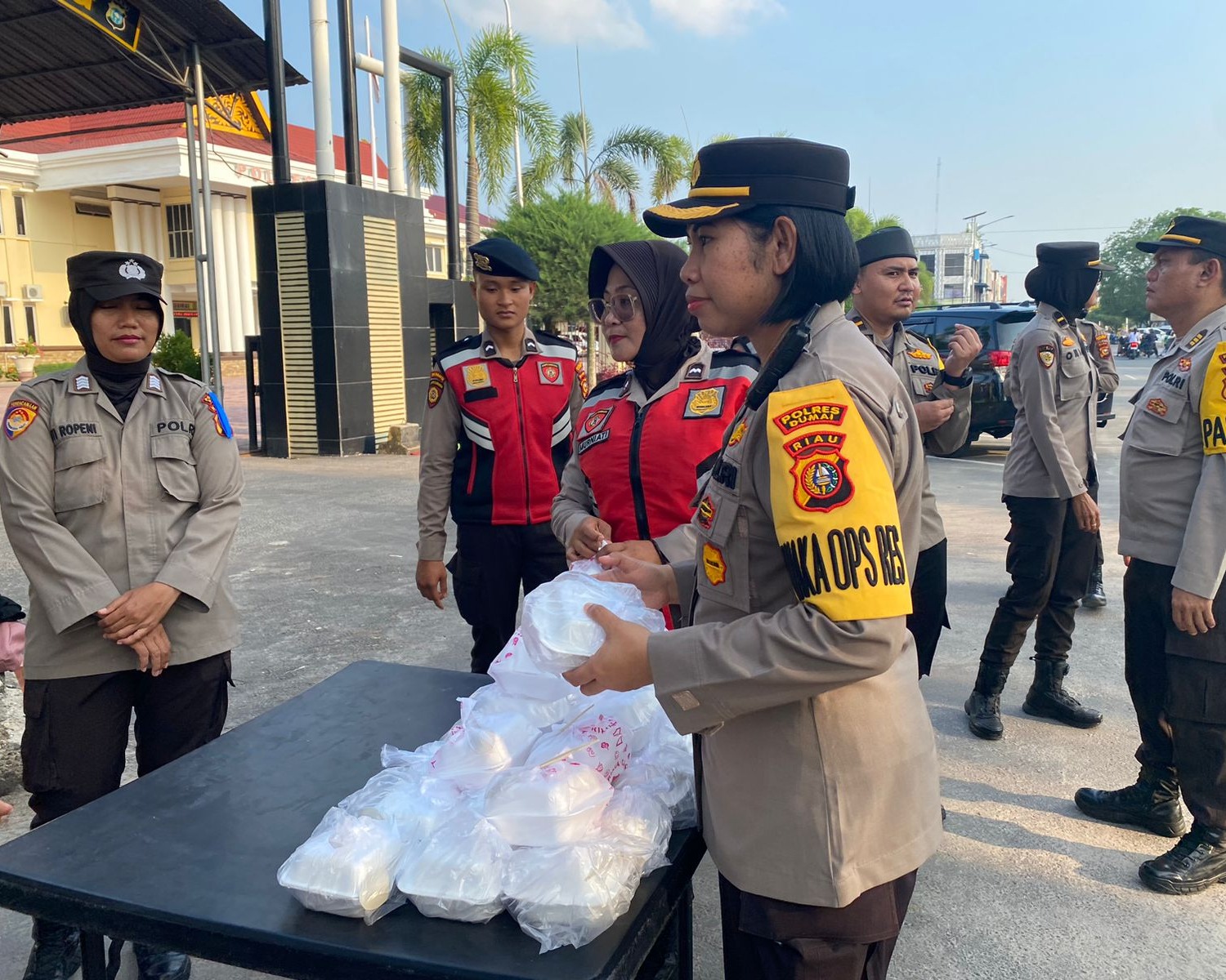 Polres Dumai Bagikan Ratusan Takjil Kepada Masyarakat Kota Dumai