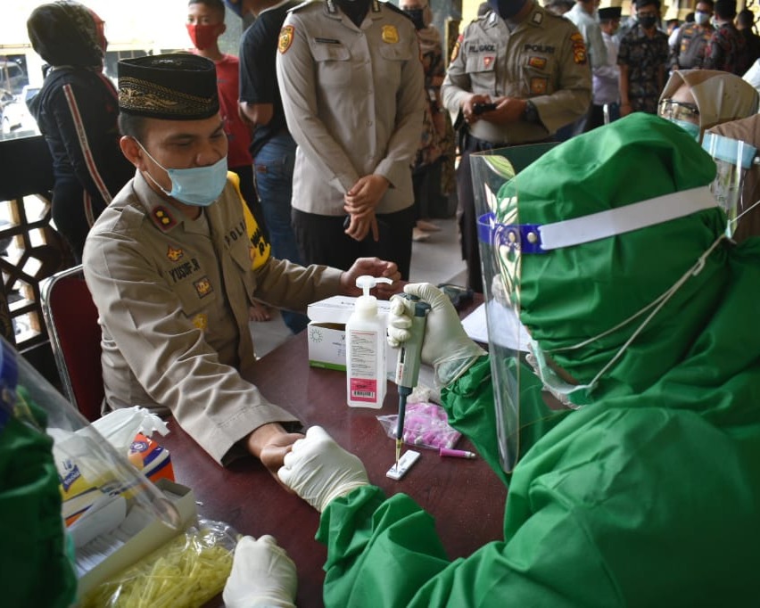 Menjelang Hari Bhayangkara Ke 74, Polresta Pekanbaru Laksanakan Kegiatan Rapit Test