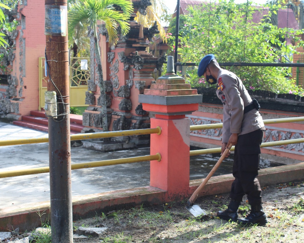 Sambut HUT Korps Brimob Polri Ke-76, Satuan Brimob Polda Riau Lakukan Membersihkan Rumah Ibadah