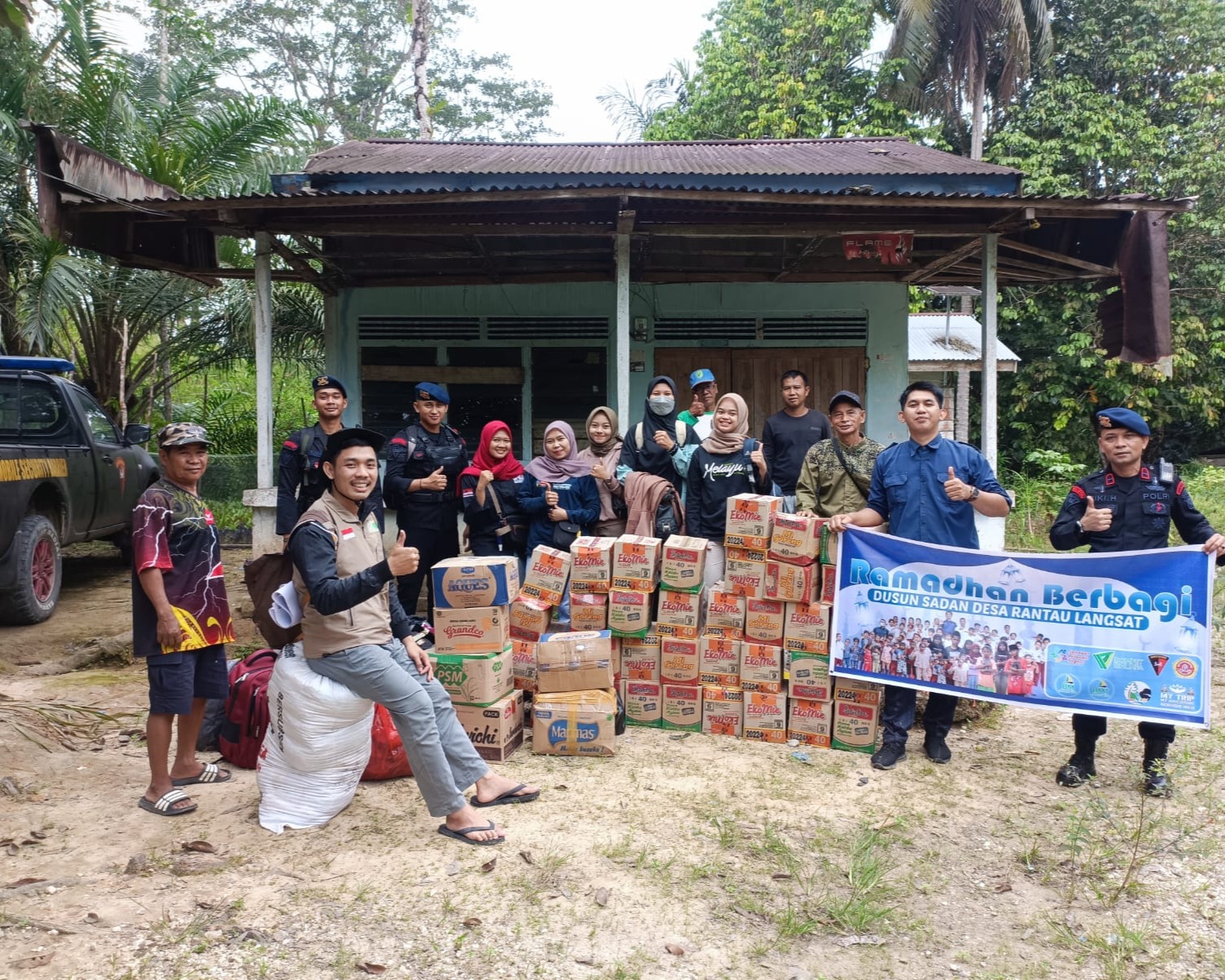 Batalyon C Pelopor Satuan Brimob Polda Riau Salurkan Bantuan Sembako, Donasi Hingga Ke Pelosok Desa Di Batang Gansal