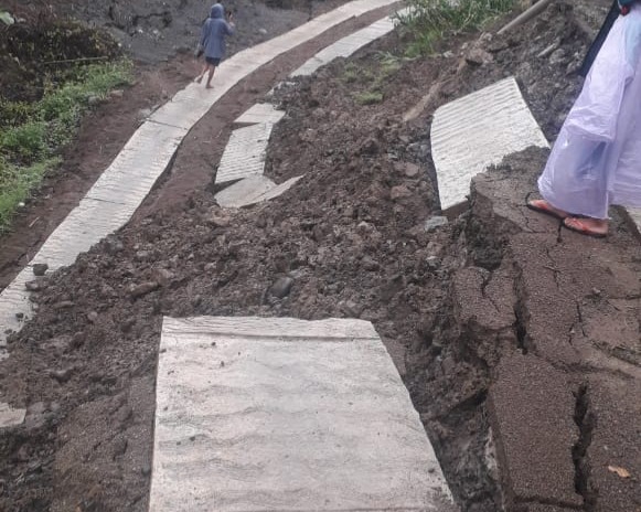 Bupati Kendal Meninjau Tanah Longsor di Desa Sido Kumpul 