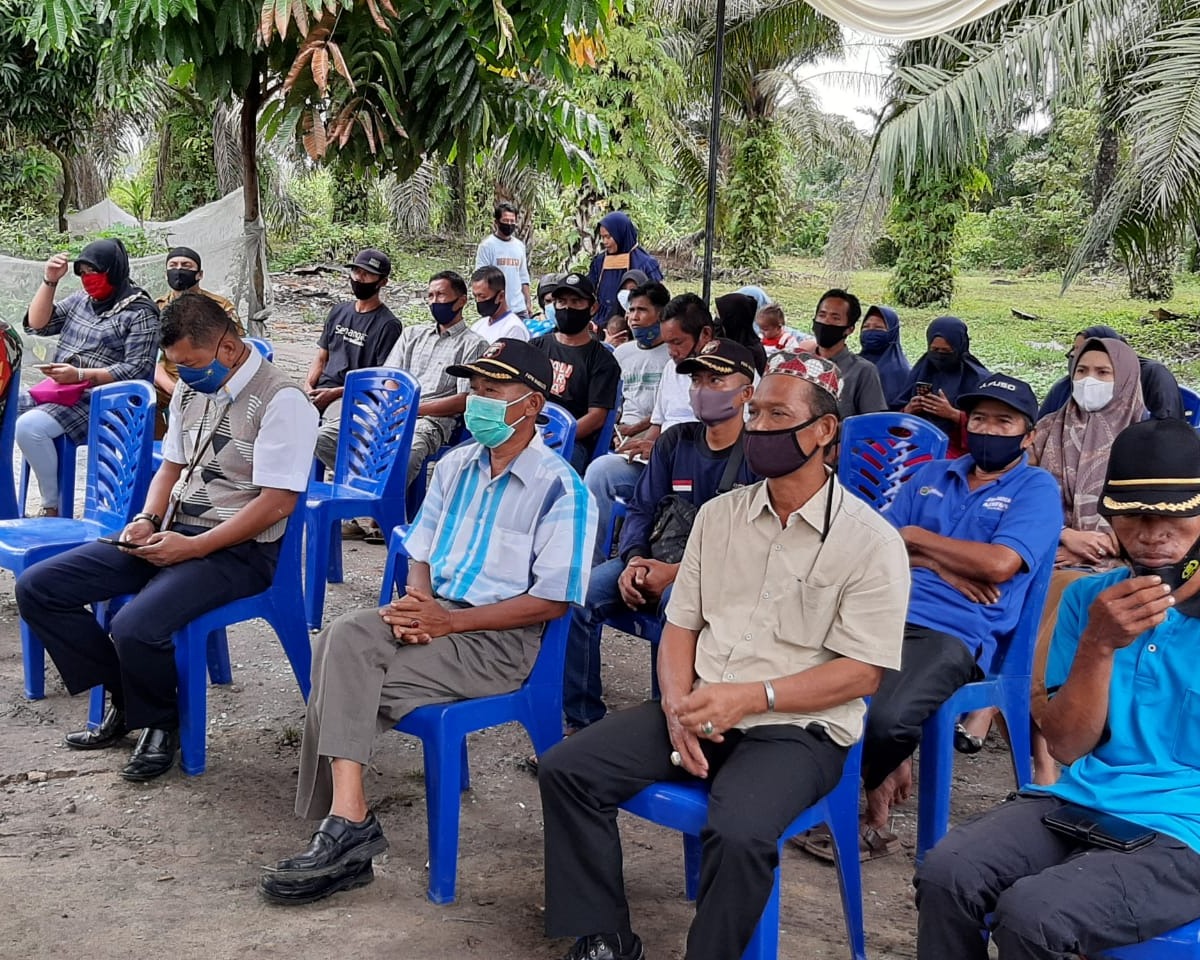 PT Angkasa Pura II (Persero) Bandara SSK II Pekanbaru Bersama Wakil Ketua DPRD dan Camat Marpoyan Damai Serahkan Bantuan Dua Unit Hand Tracktor