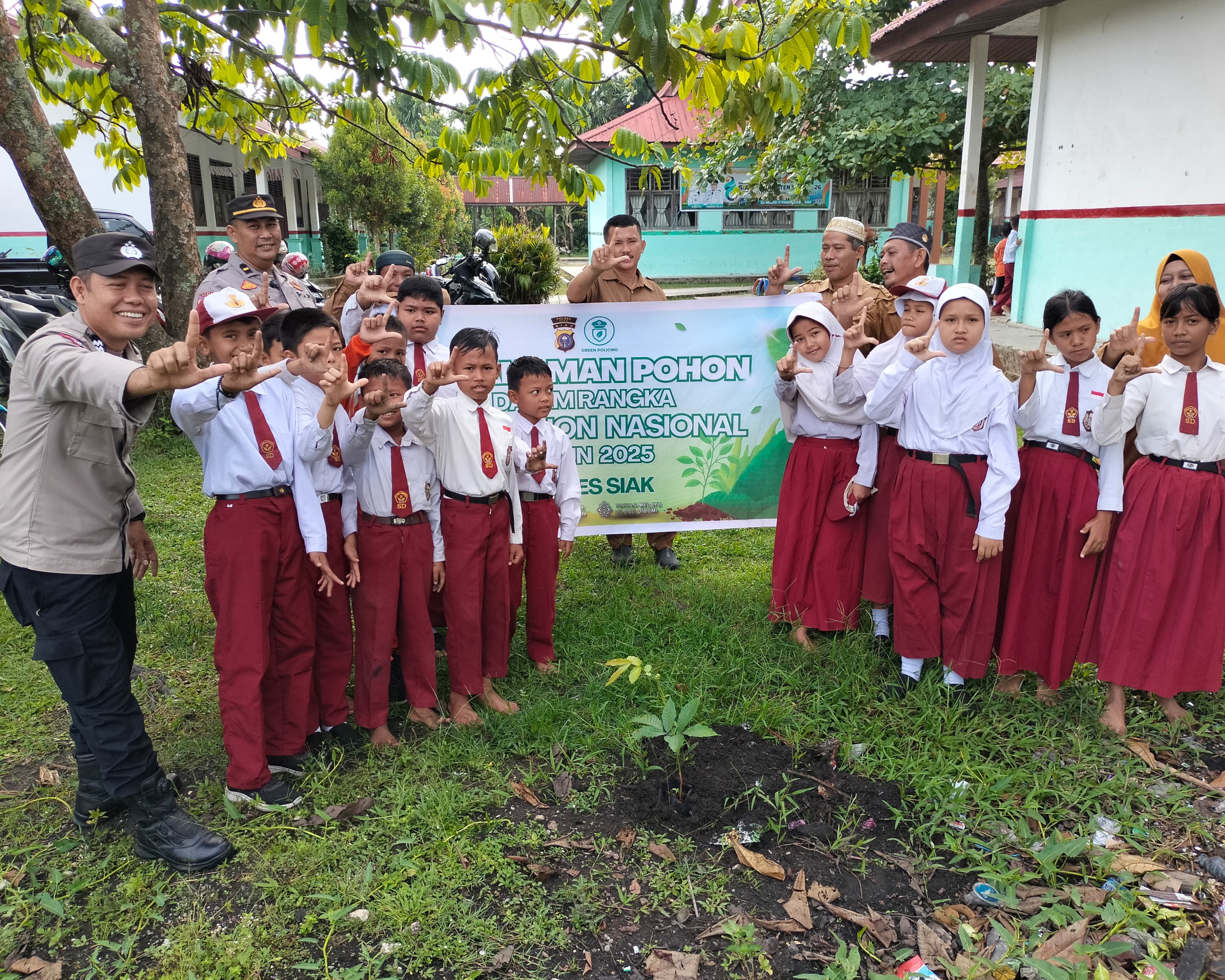 Ruang Hijau Untuk Anak: Polsek Dan SDN 11 Tualang Bersinergi Tanam Pohon